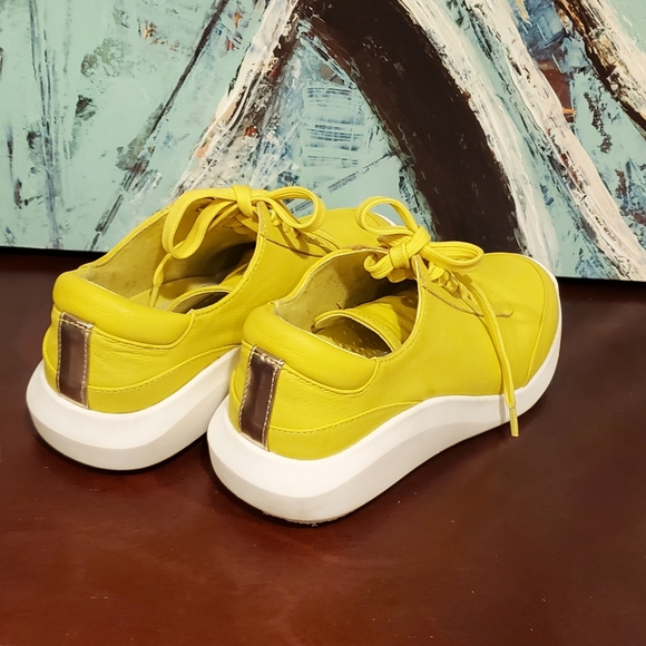 Kennet Cole Women Yellow Athletic Shoes Lightweight, Size 6.5 Very Good Conditio - Picture 2 of 3